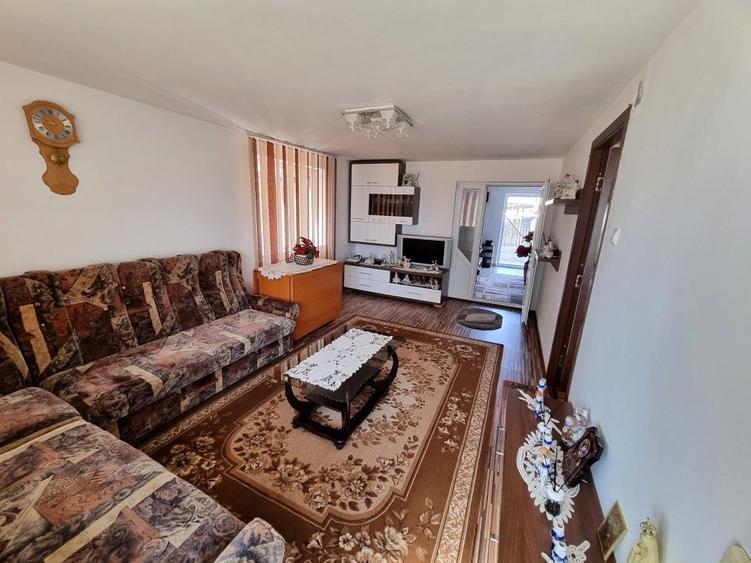 Casă cu 4 camere cu Teren 4448 Mp în Lăcusteni