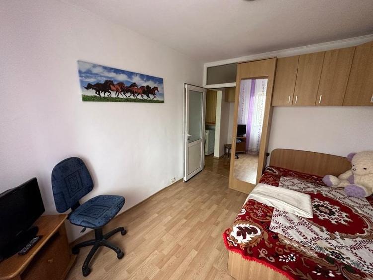 Apartament cu 3 camere decomandat, mobilat în Poarta 6