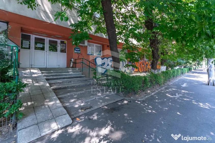 Apartament cu 3 camere semidecomandat în Mihai Bravu