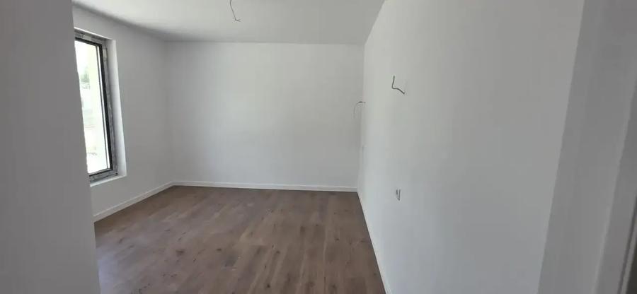 Casă individuală cu 5 camere cu Teren 409 Mp în Vest