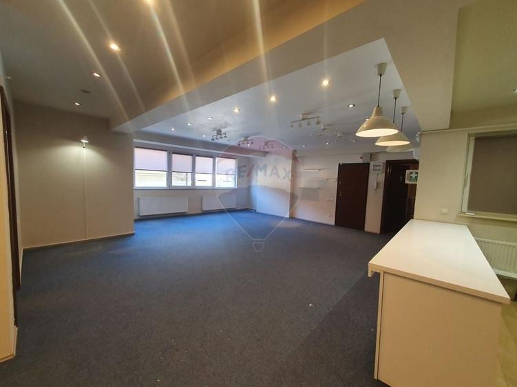 Apartament cu 3 camere semidecomandat în P-ța Victoriei