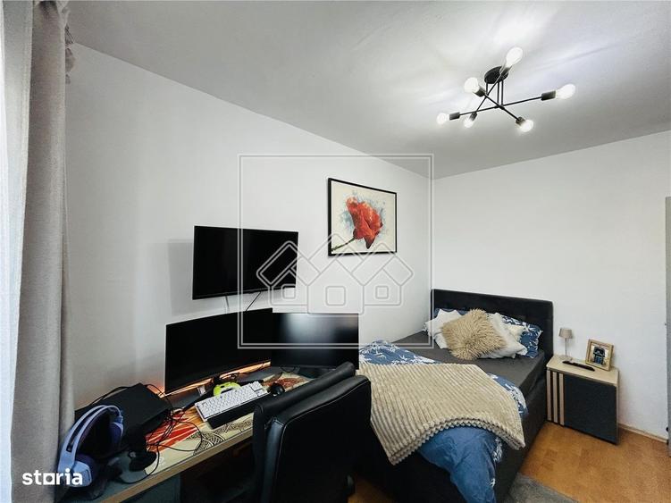 Apartament cu 4 camere decomandat în Valea Aurie