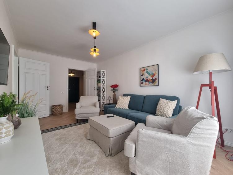 Apartament cu 3 camere semidecomandat, mobilat în Lacul Tei