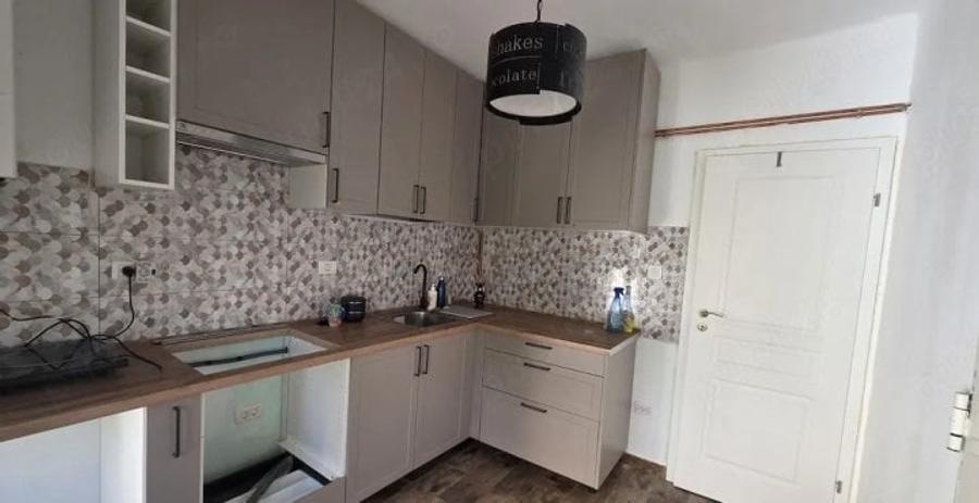 Apartament cu 3 camere semidecomandat, mobilat în Calea Călărașilor