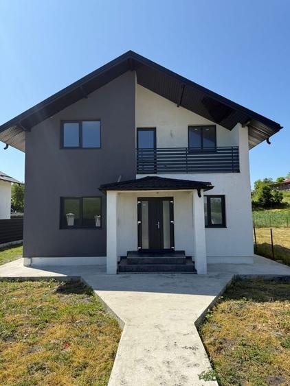 Casă cu 4 camere în Exterior Vest