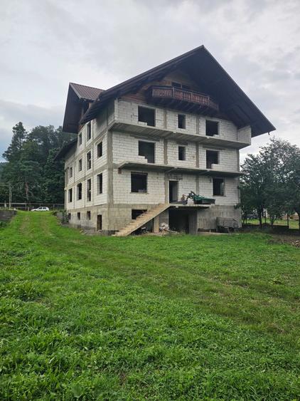 Casă cu 4 camere în Vama