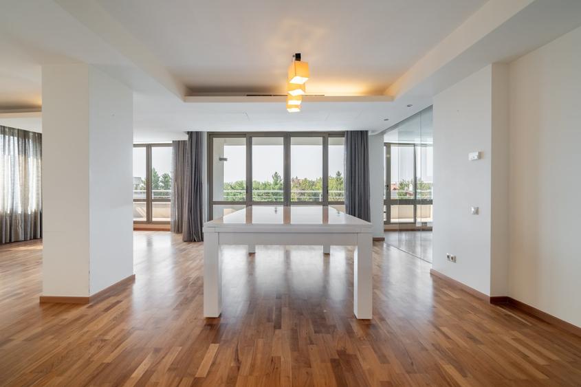Apartament cu 5 camere decomandat în Băneasa