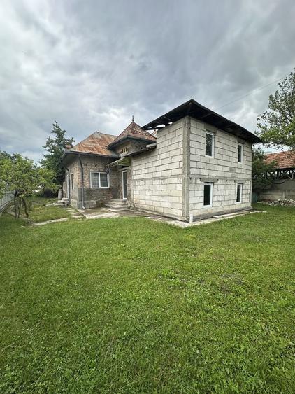 Casă cu 4 camere în Tătărani