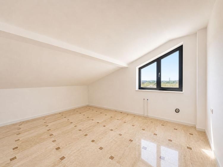 Casă individuală cu 7 camere cu Teren 409 Mp în Sud