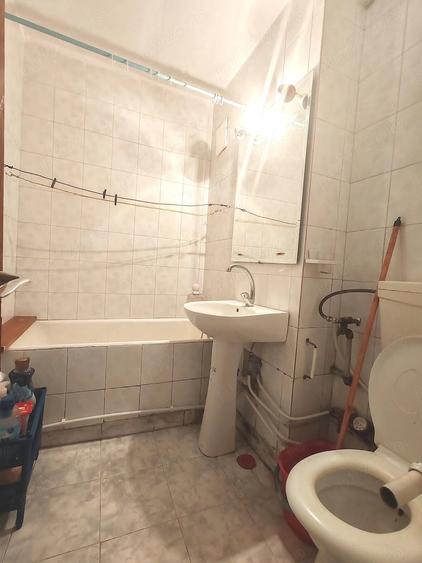 Apartament cu 2 camere semidecomandat în Craiovei