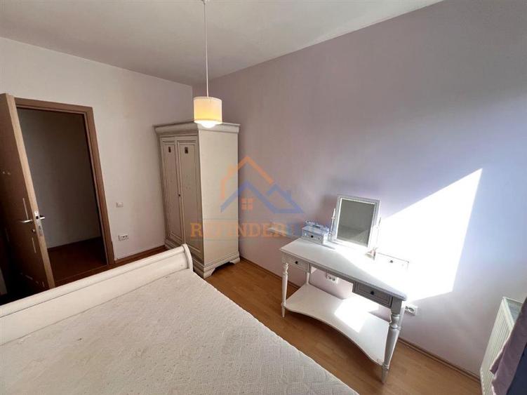 Apartament cu 3 camere decomandat, mobilat în Titan
