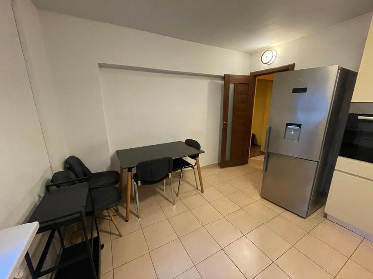 Apartament cu 3 camere semidecomandat, mobilat în Podu Roș