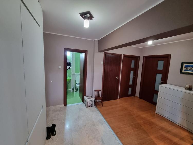 Apartament cu 4 camere semidecomandat, mobilat în CET