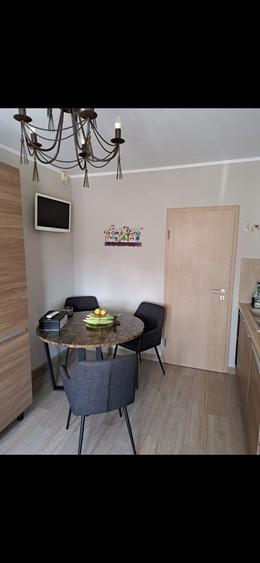 Apartament cu 4 camere semidecomandat în Victoriei