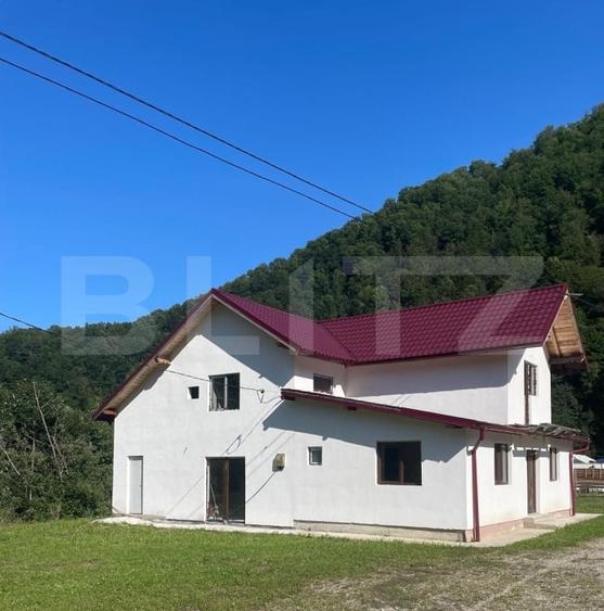 Casă individuală cu 7 camere cu Canalizare în Mărișel