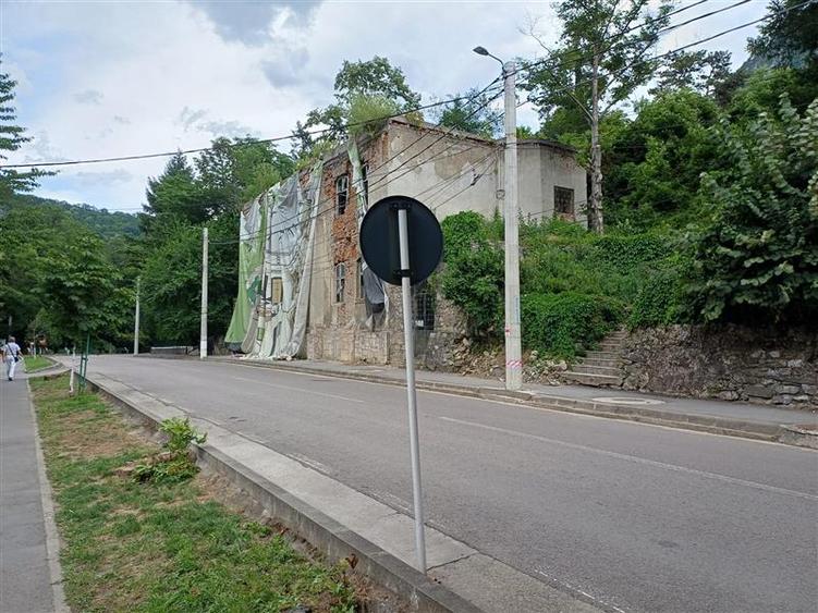 Casă individuală cu 4 camere cu Teren 3204 Mp în Central