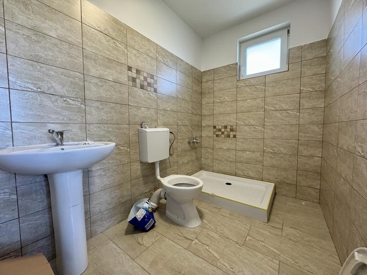 Casă individuală cu 4 camere cu Canalizare în Corușu