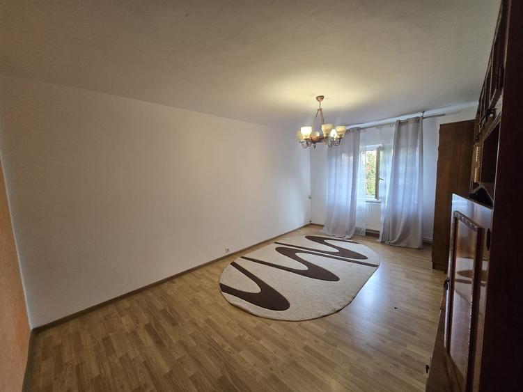 Apartament cu 3 camere decomandat în Rovine