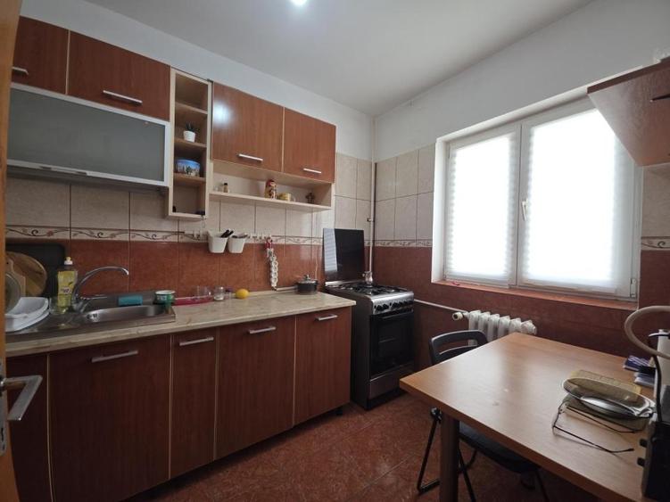 Apartament cu 3 camere în Drumul Taberei