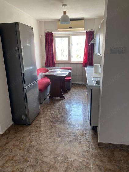 Apartament cu 4 camere semidecomandat în Timpuri Noi