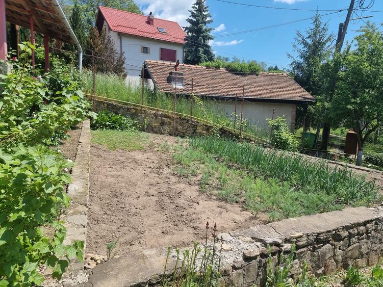 Casă individuală cu 2 camere cu Teren 612 Mp în Moroeni