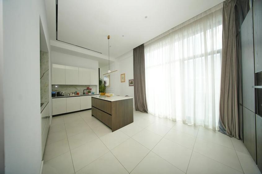 Apartament cu 4 camere decomandat în Herăstrău