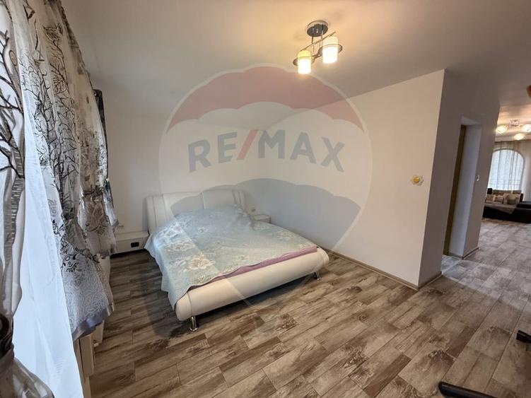 Casă cu 5 camere cu Teren 6117 Mp în Voislova