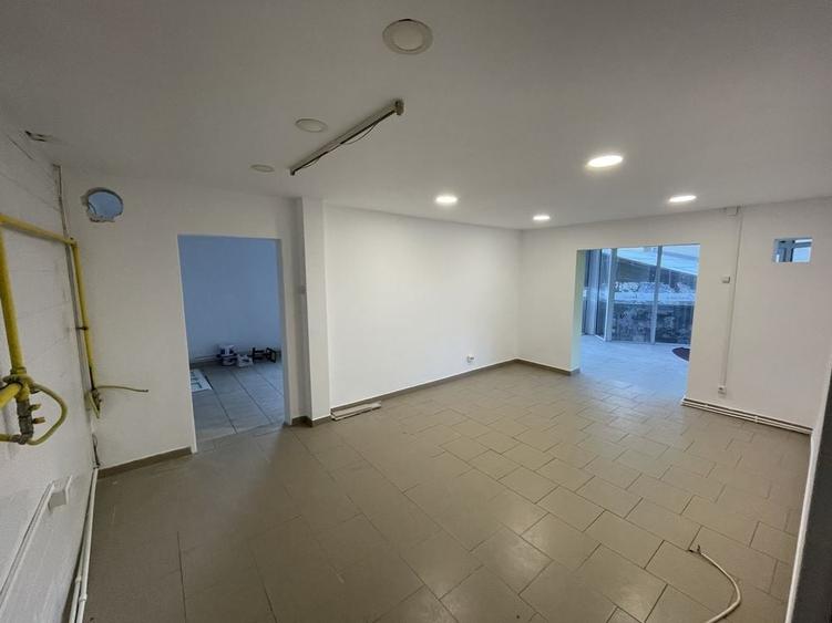 Spațiu comercial, de 85 mp, în Coman