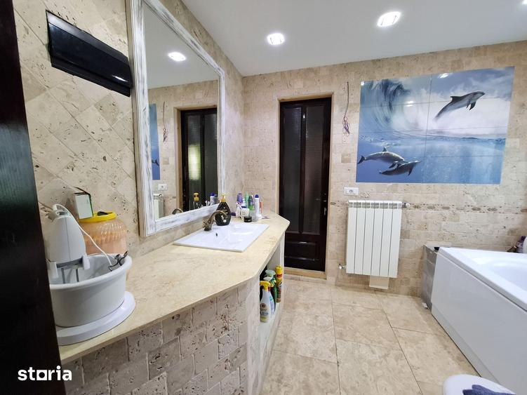 Casă cu 10 camere cu Teren 1850 Mp în Sucevița