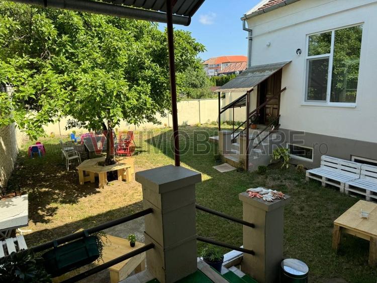Casă cu 10 camere cu Teren 411 Mp în Lunei
