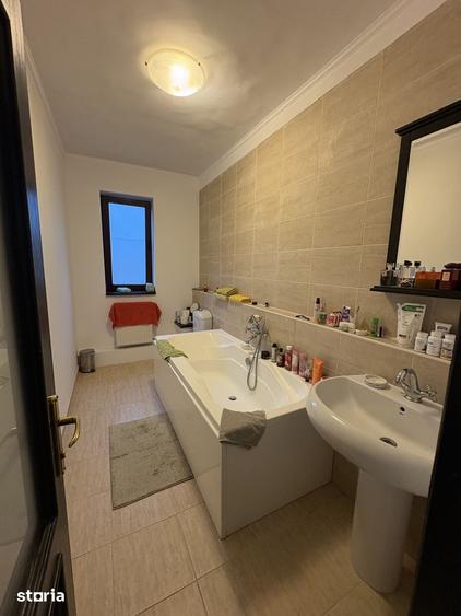 Casă cu 9 camere cu Teren 722 Mp în Străulești