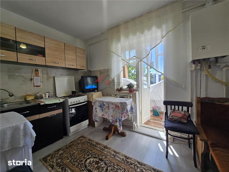 Apartament cu 3 camere decomandat în Nicolina
