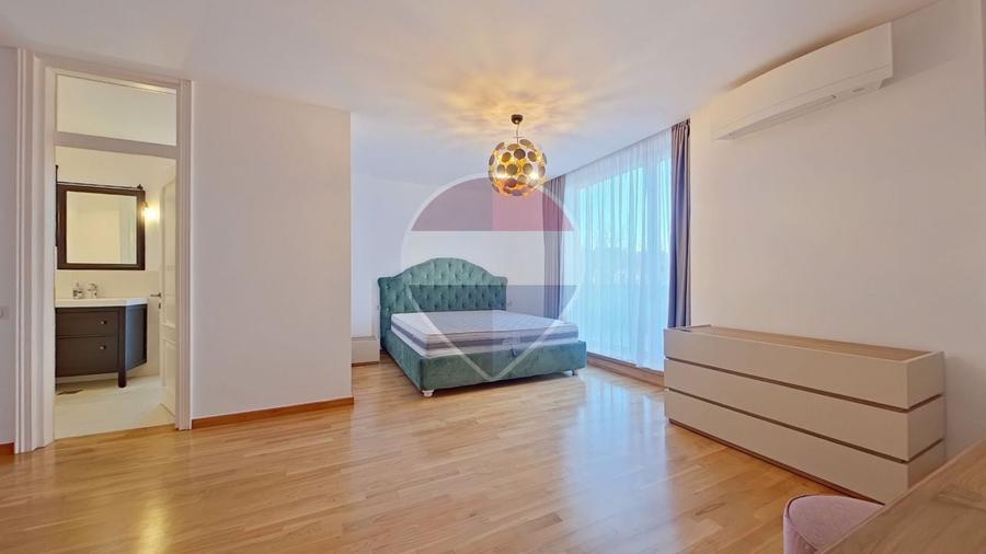 Apartament cu 3 camere semidecomandat, mobilat în Central