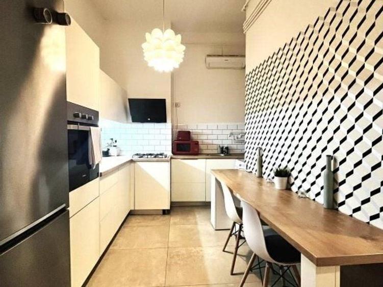 Apartament cu 2 camere semidecomandat, mobilat în Ultracentral