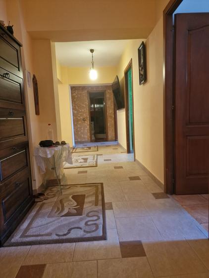 Apartament cu 4 camere decomandat în Trocadero