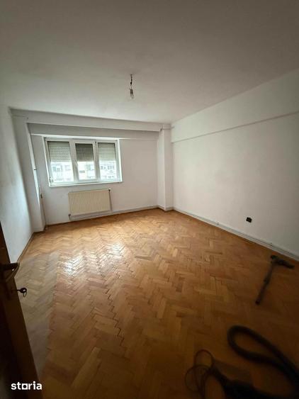 Apartament cu 3 camere în Zăvoaia