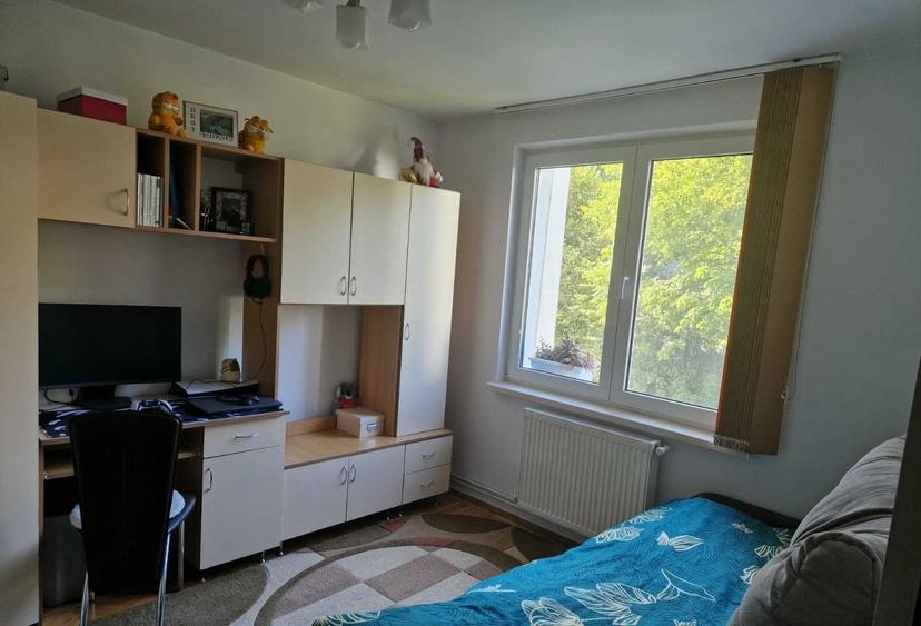 Apartament cu 3 camere semidecomandat în Central