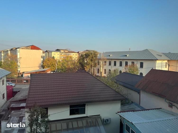 Apartament cu 3 camere semidecomandat în Micro 5