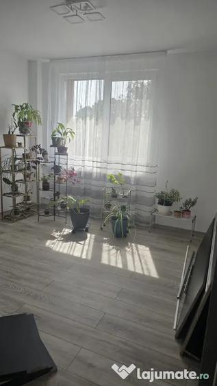 Apartament cu 3 camere semidecomandat în Titan