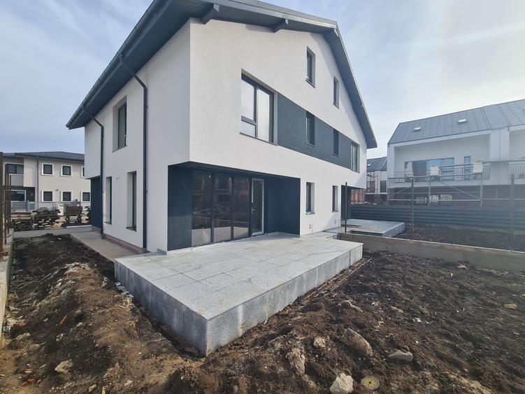 Casă individuală cu 5 camere cu Canalizare în Central