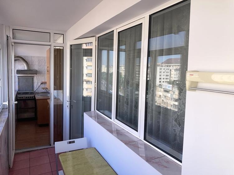 Apartament cu 3 camere semidecomandat în Mihai Bravu