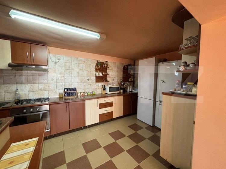 Casă individuală cu 7 camere cu Garaj în Exterior Est
