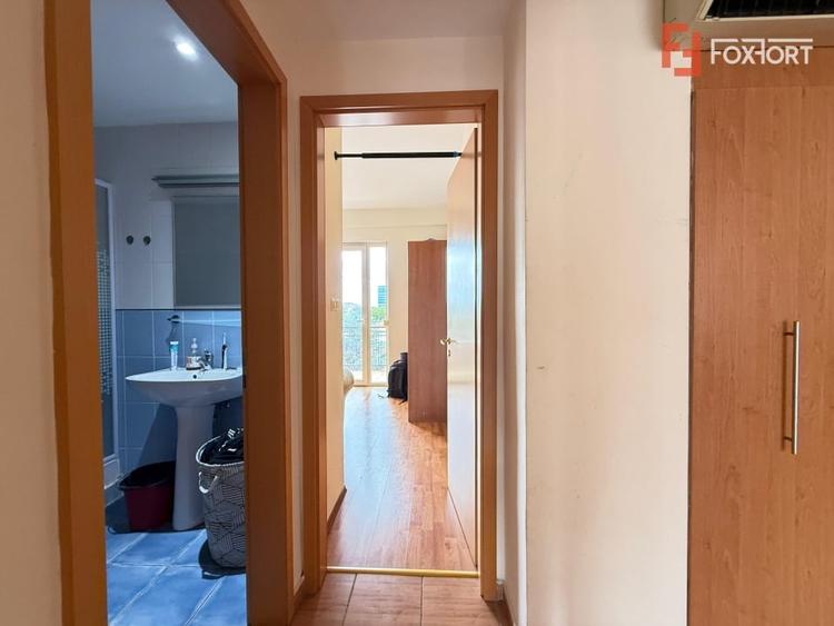 Apartament cu 3 camere semidecomandat, mobilat în Aradului