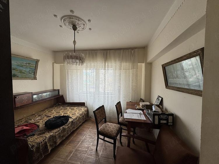 Apartament cu 3 camere semidecomandat în Central
