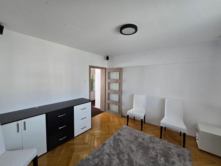 Apartament cu 3 camere decomandat, mobilat în Lipovei