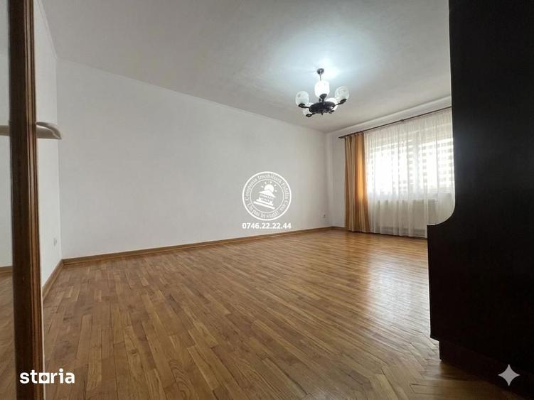 Apartament cu 3 camere decomandat în Nicolina