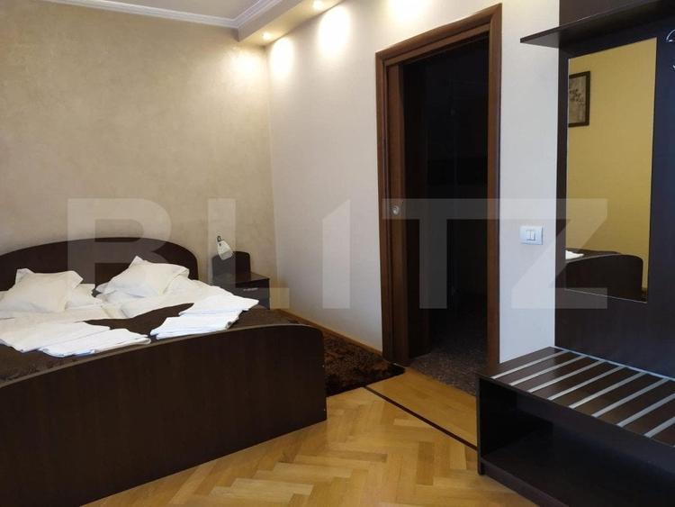 Casă individuală cu 12 camere cu Teren 690 Mp în Cetate