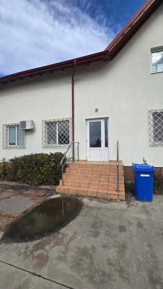 Casă individuală cu 10 camere cu Canalizare în Central