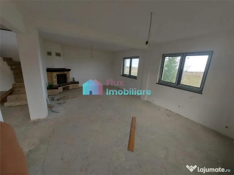 Casă cu 4 camere cu Teren 8450 Mp în Central