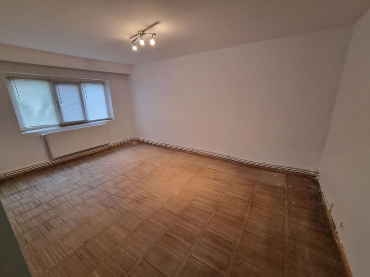 Apartament cu 3 camere decomandat în Poarta 6